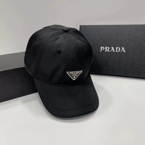 كسكيطة PRADA أنيقة عالية الجودة للعشاق الاناقة المصنوعة من مواد عالية الجودة تتميز هذه القبعة بتصميمها العصري وموادها عالية الجودة التي تضمن الراحة  (PN)