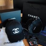 كاسكيت CHANEL  أنيقة عالية الجودة للعشاق الاناقة المصنوعة من مواد عالية . (CHANEL )