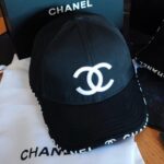 كاسكيت CHANEL  أنيقة عالية الجودة للعشاق الاناقة المصنوعة من مواد عالية . (CHANEL )