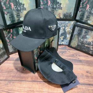 أناقة إيطالية بلمسة عصرية: كاسكيت Prada Milano