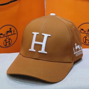 كاسكيت HERMES أنييقة كاليتي المصنوعة من مواد عالية الجودة لتدوم طويلاً.  orange