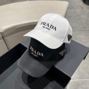 أناقة إيطالية بلمسة عصرية: كاسكيت Prada Milano