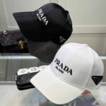 أناقة إيطالية بلمسة عصرية: كاسكيت Prada Milano