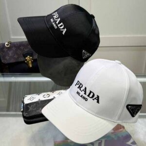 أناقة إيطالية بلمسة عصرية: كاسكيت Prada Milano