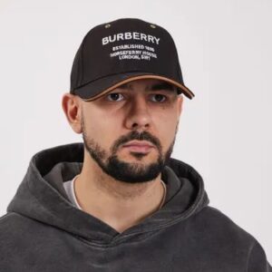 كاسكيت BURBERRY @@ أنيقة عالية الجودة للعشاق الاناقة المصنوعة من مواد عالية .