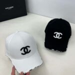 كاسكيت CHANEL  أنيقة عالية الجودة للعشاق الاناقة المصنوعة من مواد عالية . (CHANEL )