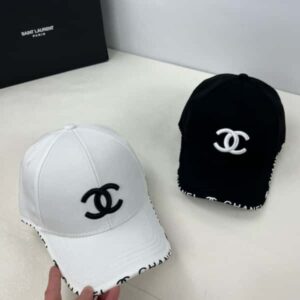 كاسكيت CHANEL  أنيقة عالية الجودة للعشاق الاناقة المصنوعة من مواد عالية . (CHANEL )