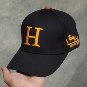 كاسكيت HERMES أنييقة كاليتي المصنوعة من مواد عالية الجودة لتدوم طويلاً.  HERMES noir.(H)