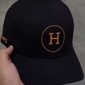 كاسكيت HERMES أنييقة كاليتي المصنوعة من مواد عالية الجودة لتدوم طويلاً. HERMES noir.(OH)