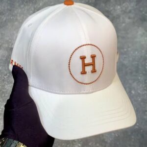 كاسكيت HERMES أنييقة كاليتي المصنوعة من مواد عالية الجودة لتدوم طويلاً.  HERMES  blanc.(OH)