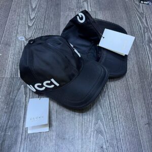 كاسكيت Gucci LOVED أنييقة كاليتي المصنوعة من مواد عالية الجودة فاخرة توفر الراحة طوال اليوم.