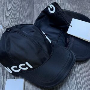 كاسكيت Gucci  LOVED أنييقة كاليتي المصنوعة من مواد عالية الجودة  فاخرة توفر الراحة طوال اليوم.