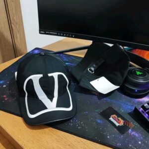 كاسكيت Valentino أنيقة عالية الجودة للعشاق الاناقة و فخامة