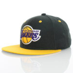 كاسكيت Lakers بتصميم أيقوني يجمع بين متانة القماش ودقة التطريز الاحترافي. أناقة عصرية تمنحك إطلالة النجوم بجودة تدوم طويلاً.