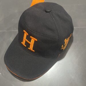 كاسكيت HERMES أنييقة كاليتي المصنوعة من مواد عالية الجودة لتدوم طويلاً. HERMES @.(H)